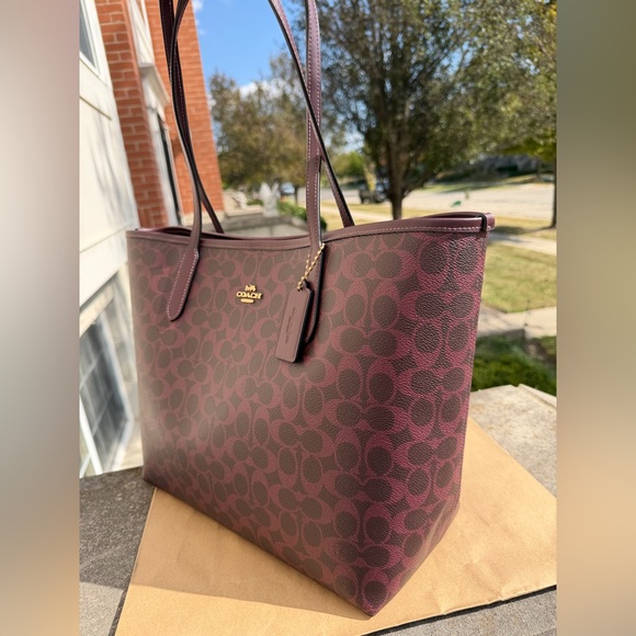 NWT！COACH CITY TOTE BAG IN SIGNATURE CANVAS（CV976）BLACK CURRANT holiday gift - Picture 2 of 10